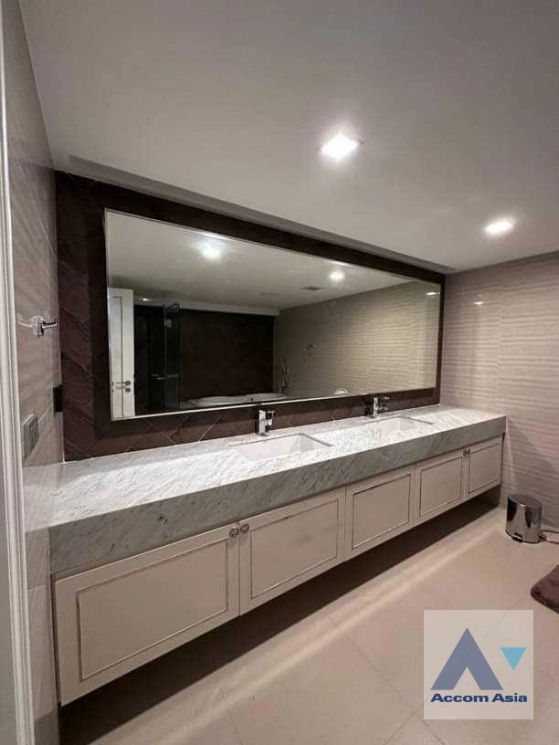 17  3 br Condominium For Sale in Silom ,Bangkok BTS Surasak at Nusa State Tower AA36119