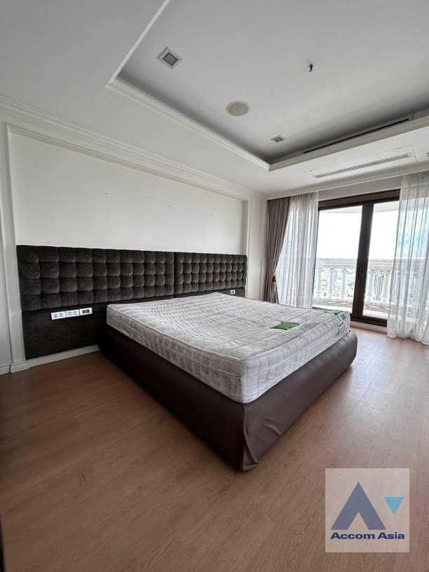11  3 br Condominium For Sale in Silom ,Bangkok BTS Surasak at Nusa State Tower AA36119