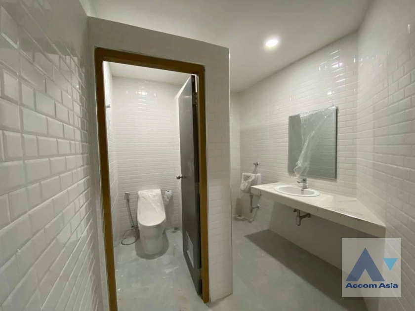 8  Office Space for rent and sale in Sukhumvit ,Bangkok BTS Phrom Phong - MRT Queen Sirikit National Convention Center AA36121