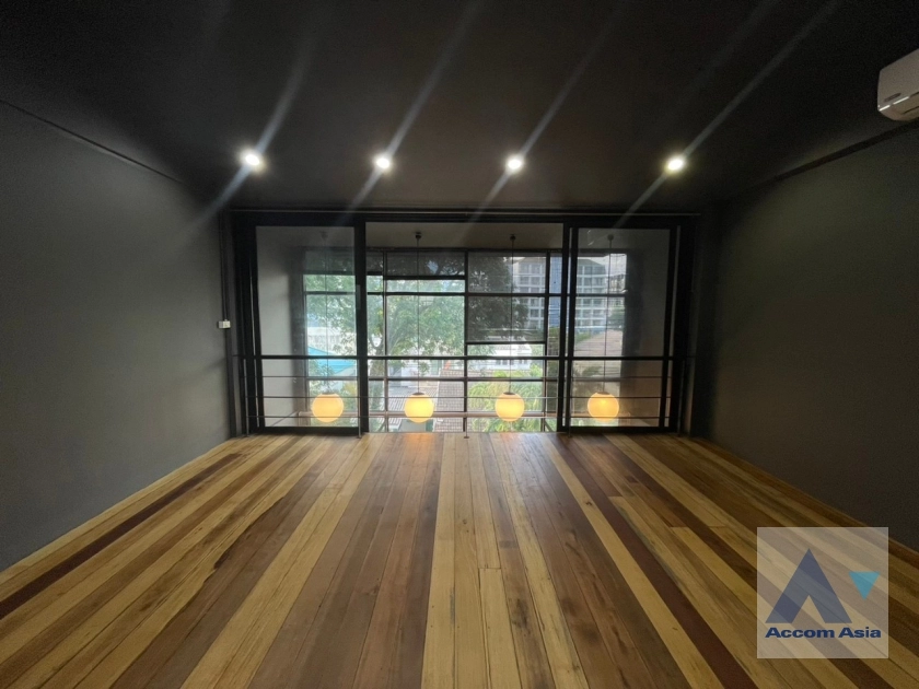 6  6 br House for rent and sale in Phaholyothin ,Bangkok MRT Lat Phrao AA36123