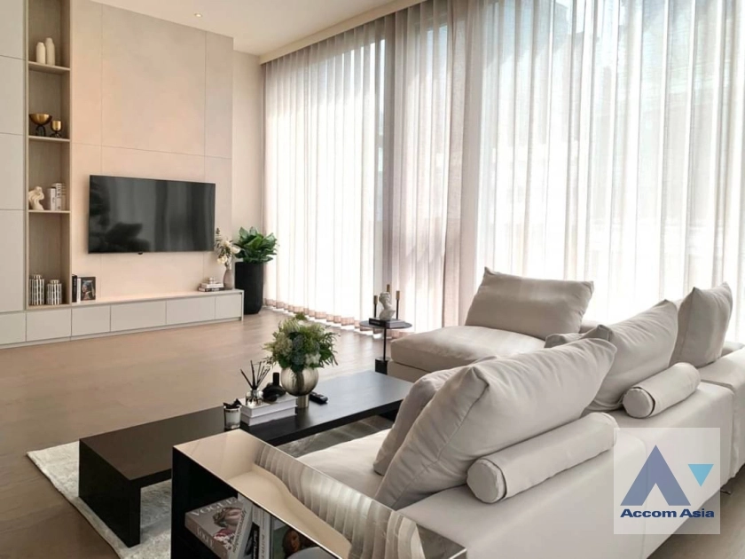  2 Bedrooms  Condominium For Rent in Ploenchit, Bangkok  near BTS Chitlom (AA36124)