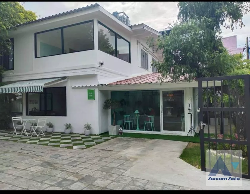  5 Bedrooms  House For Rent in Phaholyothin, Bangkok  near BTS Saphan-Kwai (AA36133)