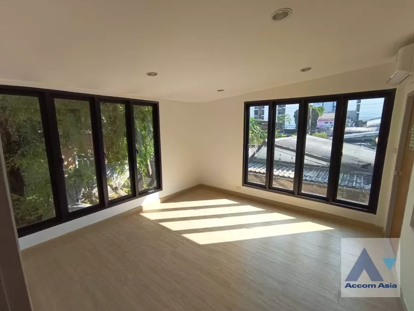 9  5 br House for rent and sale in Phaholyothin ,Bangkok BTS Saphan-Kwai AA36133