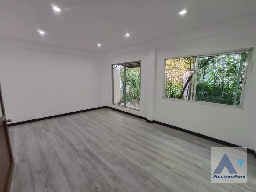 unit 5 Bedrooms  House For Rent & Sale in Phaholyothin, Bangkok  near BTS Saphan-Kwai (AA36133)