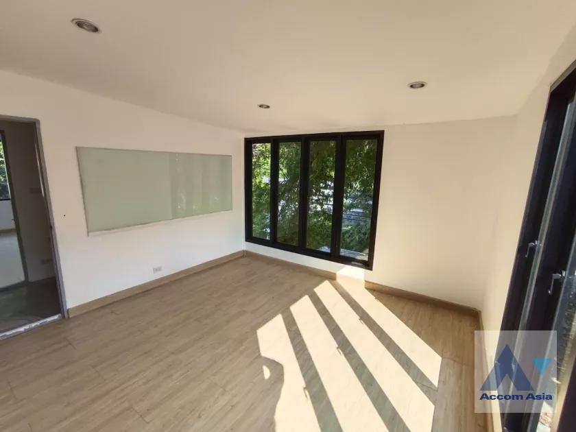 10  5 br House for rent and sale in Phaholyothin ,Bangkok BTS Saphan-Kwai AA36133