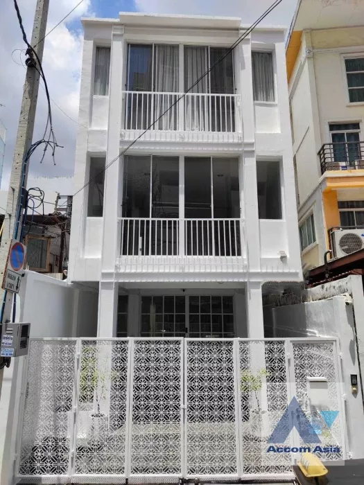 Home Office |  3 Bedrooms  House For Sale in Ratchadapisek, Bangkok  near MRT Huai Khwang (AA36153)