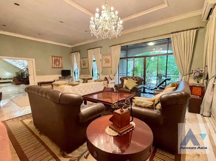 unit 5 Bedrooms  House For Sale in ,   (AA36155)