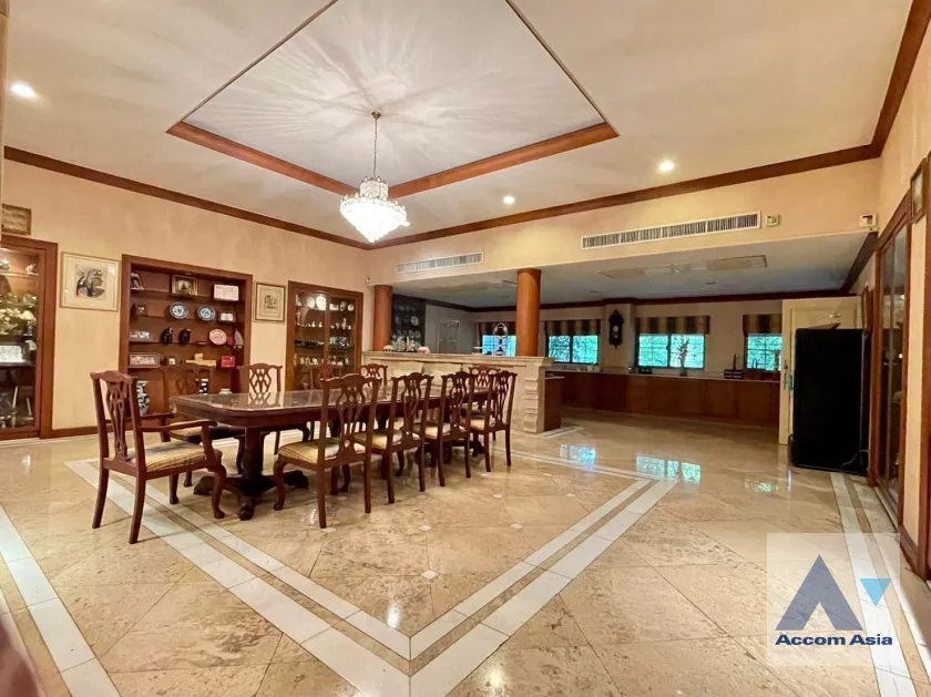 unit 5 Bedrooms  House For Sale in ,   (AA36155)