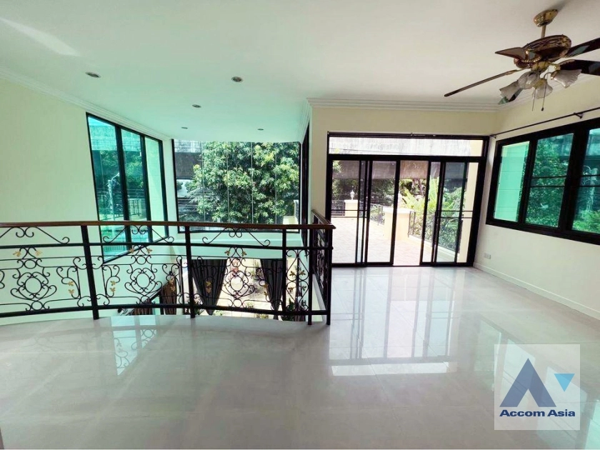 11  3 br House For Rent in phaholyothin ,Bangkok BTS Victory Monument AA36160