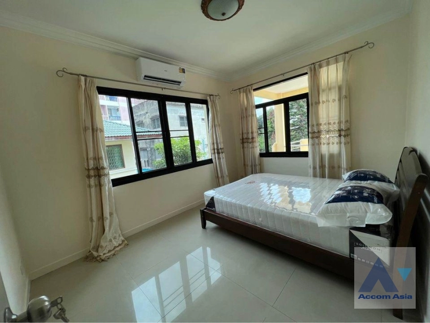 9  3 br House For Rent in phaholyothin ,Bangkok BTS Victory Monument AA36160
