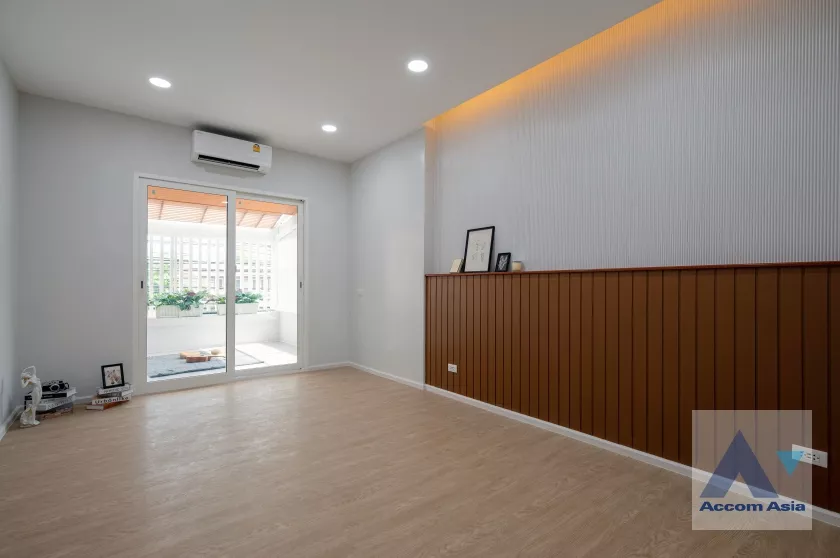  3 Bedrooms  House For Rent & Sale in Ratchadapisek, Bangkok  near MRT Sutthisan (AA36165)