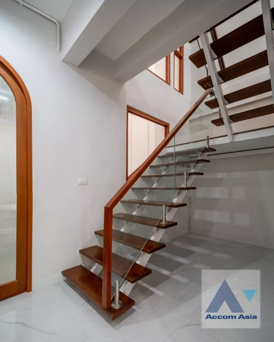 15  3 br House for rent and sale in ratchadapisek ,Bangkok MRT Sutthisan AA36165