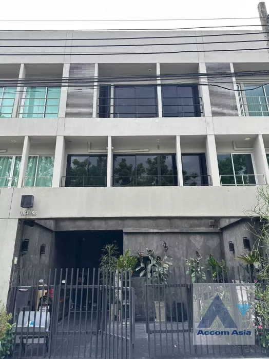 Noble Cube Townhouse  3 Bedroom for Sale ARL Ramkhamhaeng in Pattanakarn Bangkok