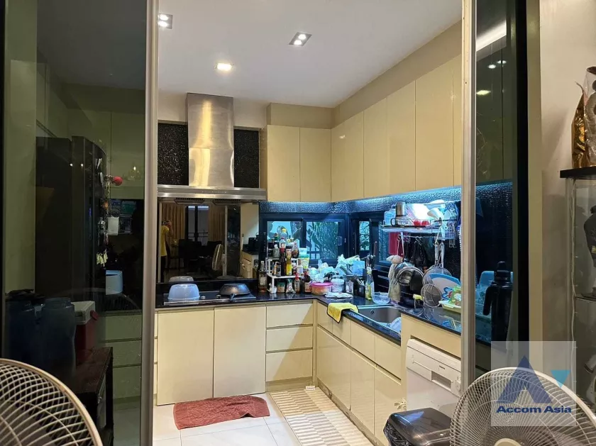 unit 3 Bedrooms  Townhouse For Sale in Pattanakarn, Bangkok  near ARL Ramkhamhaeng (AA36167)