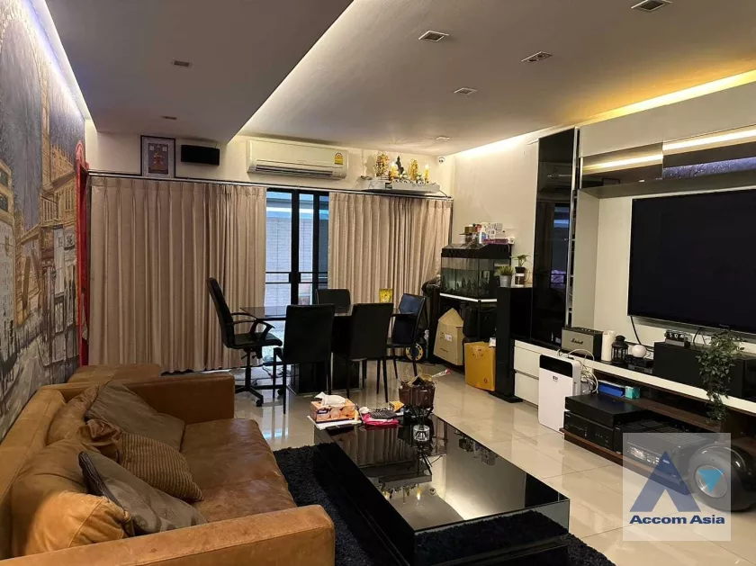unit 3 Bedrooms  Townhouse For Sale in Pattanakarn, Bangkok  near ARL Ramkhamhaeng (AA36167)