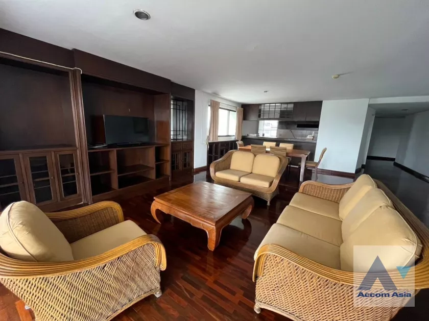  3 Bedrooms  Apartment For Rent in Phaholyothin, Bangkok  near BTS Sanam Pao (AA36170)