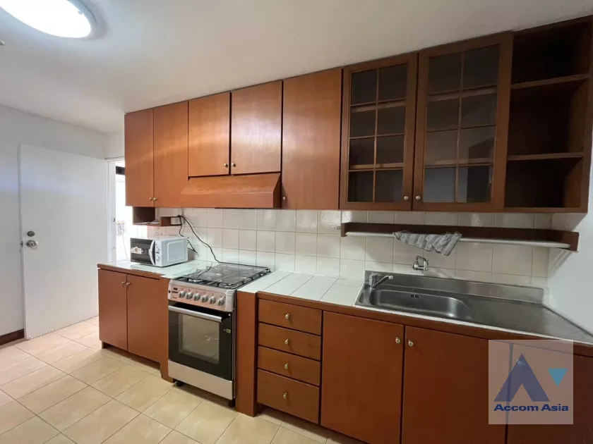 unit 3 Bedrooms  Apartment For Rent in Phaholyothin, Bangkok  near BTS Sanam Pao (AA36171)