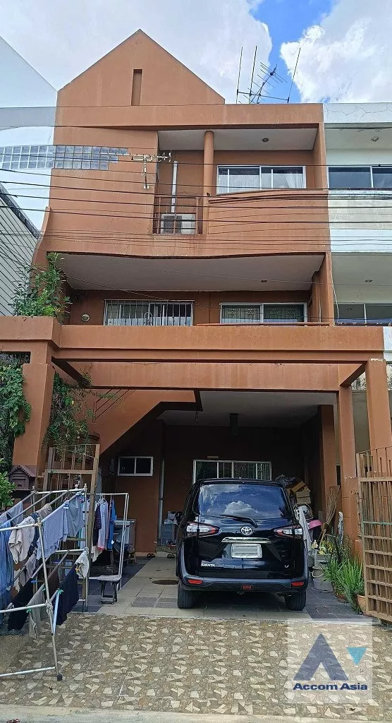  3 Bedrooms  Townhouse For Sale in Bangna, Bangkok  near BTS Bearing (AA36178)