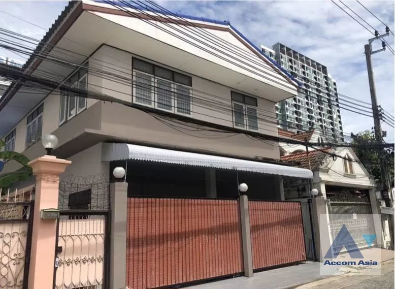 2  5 br House For Rent in phaholyothin ,Bangkok BTS Saphan-Kwai AA36181