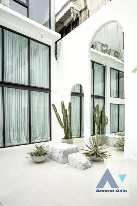 10  12 br Shophouse For Rent in Ploenchit ,Bangkok  AA36206