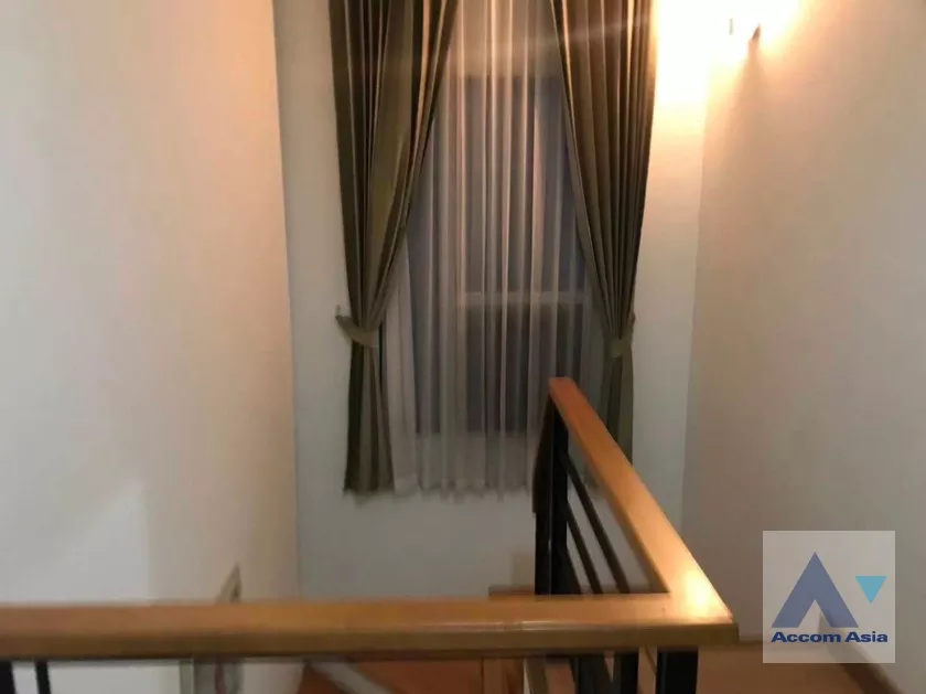 unit 4 Bedrooms  House For Sale in Pattanakarn, Bangkok  near ARL Ban Thap Chang (AA36254)