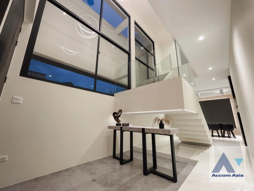 4  2 br House for rent and sale in Ratchadaphisek ,Bangkok MRT Huai Khwang AA36259