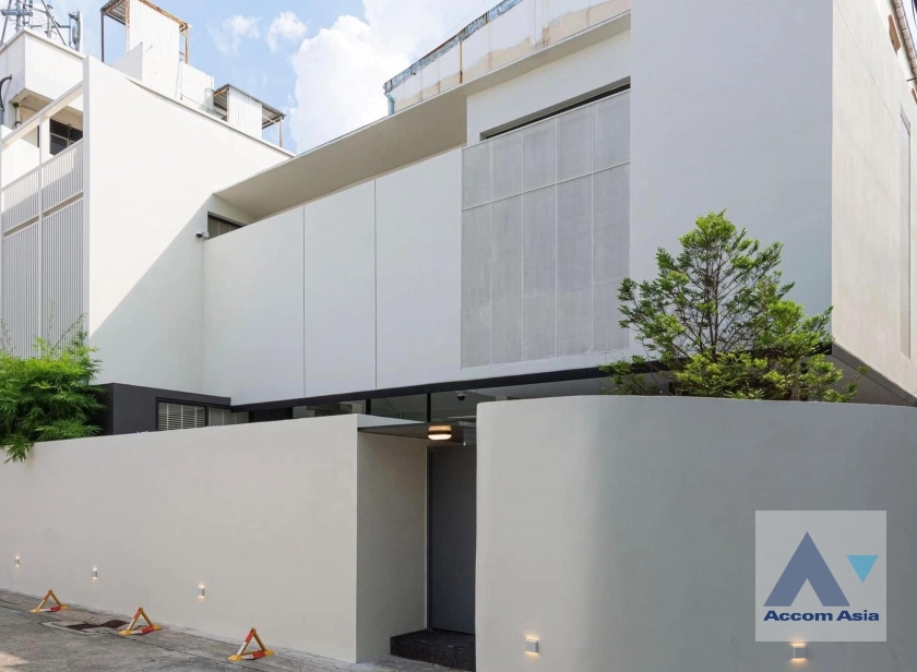  2  2 br House for rent and sale in Ratchadaphisek ,Bangkok MRT Huai Khwang AA36259