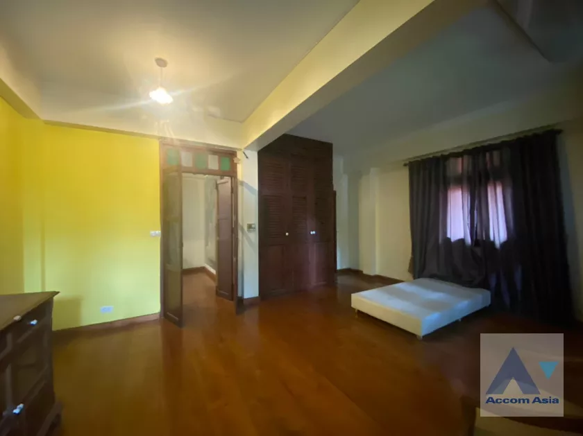 24  6 br House For Sale in Phaholyothin ,Bangkok  AA36279