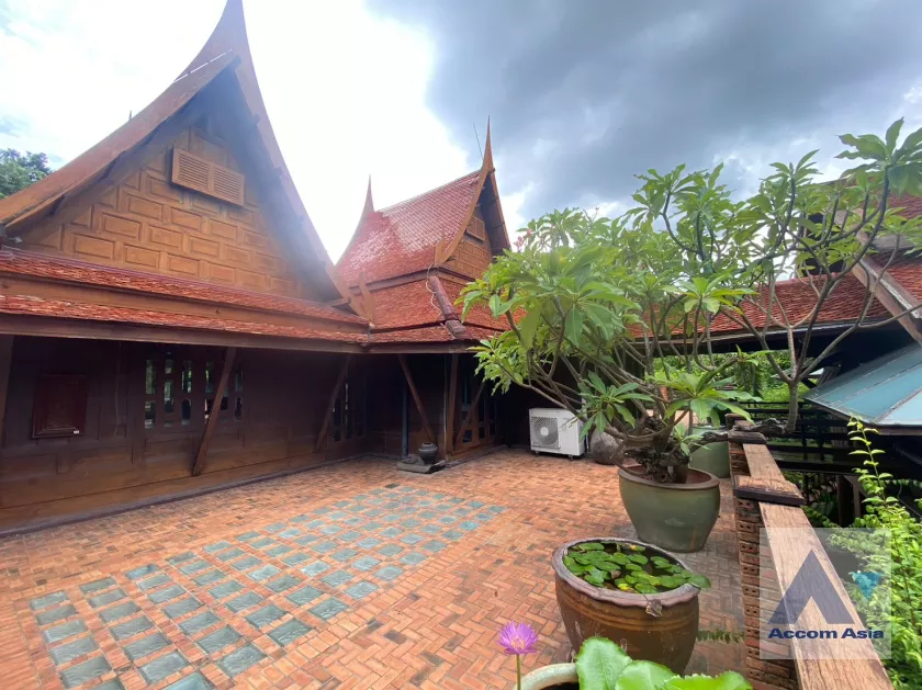  6 Bedrooms  House For Sale in Phaholyothin, Bangkok  (AA36279)