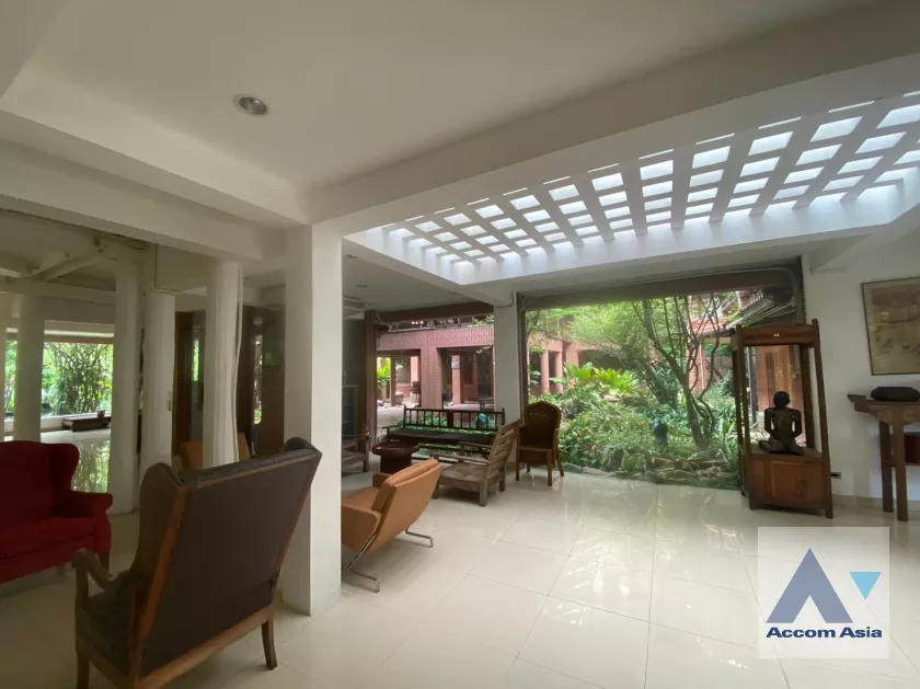  6 Bedrooms  House For Sale in Phaholyothin, Bangkok  (AA36279)