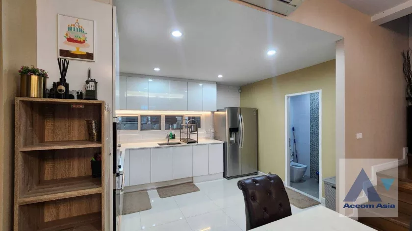 37  3 br House For Sale in Sukhumvit ,Bangkok BTS On Nut at Bless Town AA36323