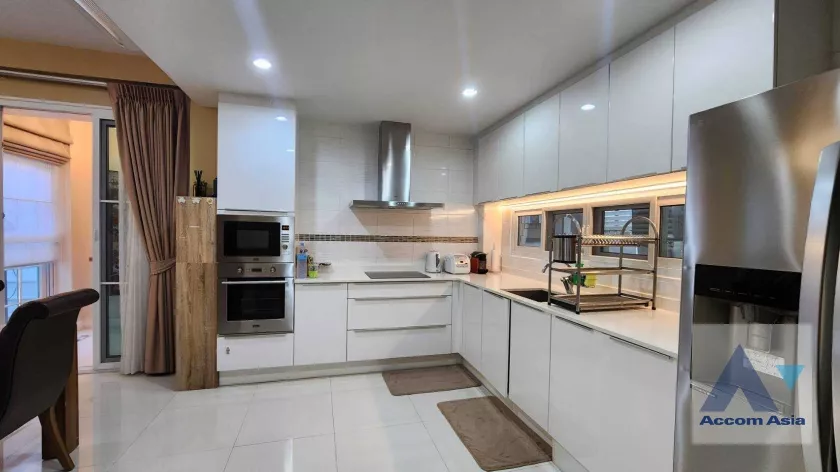 36  3 br House For Sale in Sukhumvit ,Bangkok BTS On Nut at Bless Town AA36323