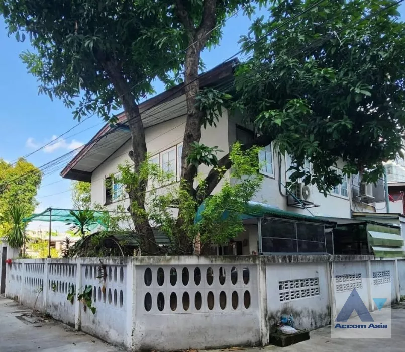  4 Bedrooms  House For Sale in Pattanakarn, Bangkok  near BTS On Nut (AA36324)