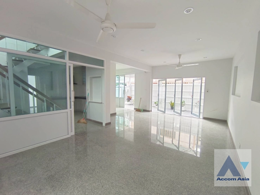  2  3 br House For Rent in Sukhumvit ,Bangkok BTS Ekkamai AA36328