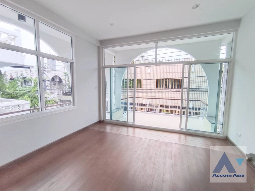 unitPet friendly |  3 Bedrooms  House For Rent in Sukhumvit, Bangkok  near BTS Ekkamai (AA36328)