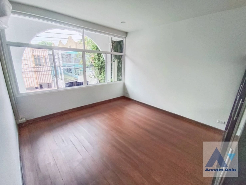 unitPet friendly |  3 Bedrooms  House For Rent in Sukhumvit, Bangkok  near BTS Ekkamai (AA36328)