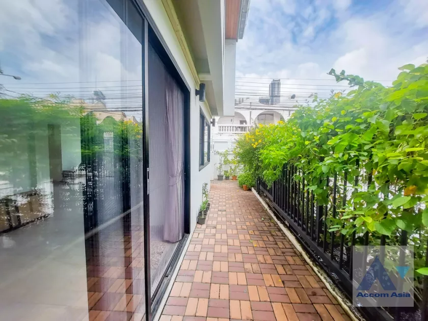 38  3 br House For Rent in sukhumvit ,Bangkok BTS Ekkamai AA36342