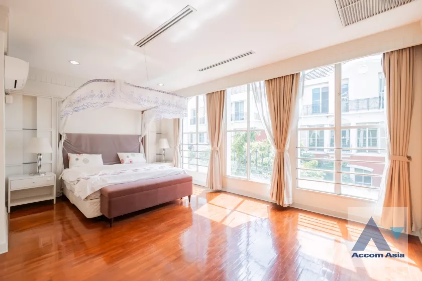  4 Bedrooms  House For Sale in Sukhumvit, Bangkok  near BTS Thong Lo (AA36345)