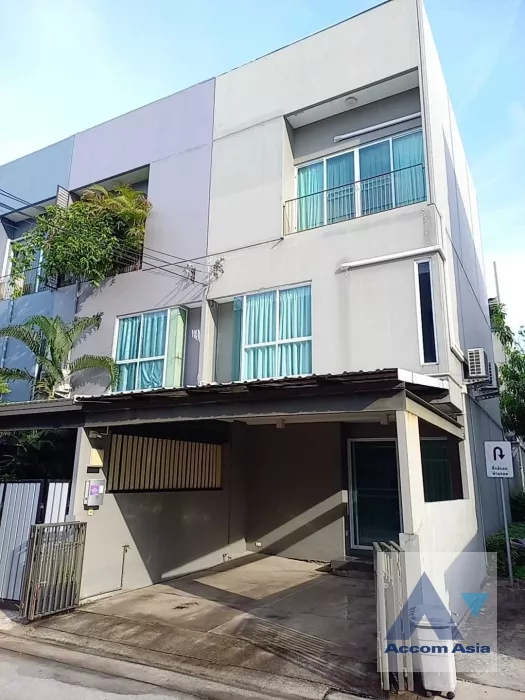  3 Bedrooms  Townhouse For Sale in Pattanakarn, Bangkok  near ARL Hua Mak (AA36362)