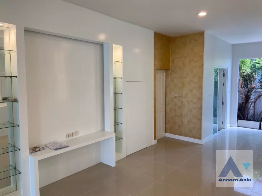  1  3 br House For Sale in Pattanakarn ,Bangkok  at House AA36369