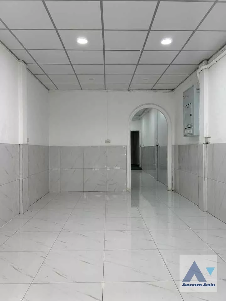  1  Building for rent and sale in Silom ,Bangkok BTS Surasak AA36370