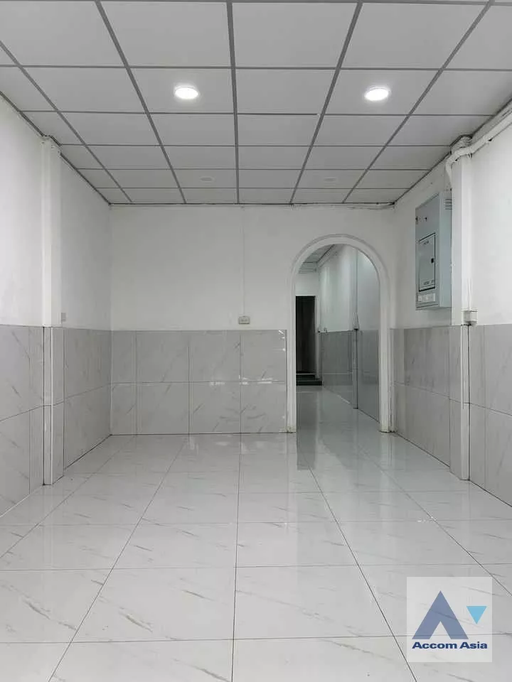  1  Building for rent and sale in silom ,Bangkok BTS Surasak AA36370