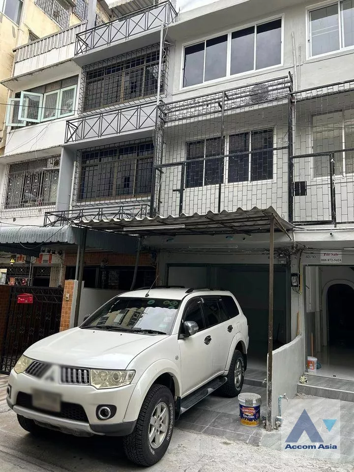  Building For Rent & Sale in Silom, Bangkok  near BTS Surasak (AA36370)