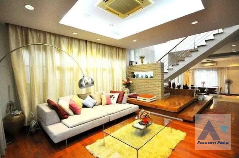  4 Bedrooms  House For Sale in Dusit, Bangkok  (AA36372)
