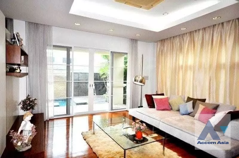  2  4 br House For Sale in dusit ,Bangkok  AA36372