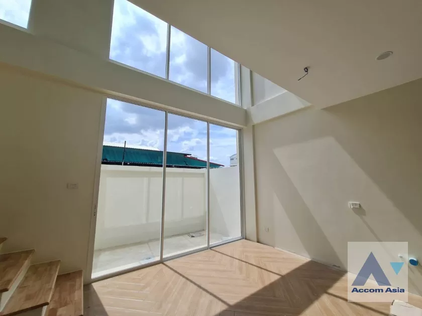 8  3 br Townhouse For Sale in ratchadapisek ,Bangkok MRT Lat Phrao AA36379