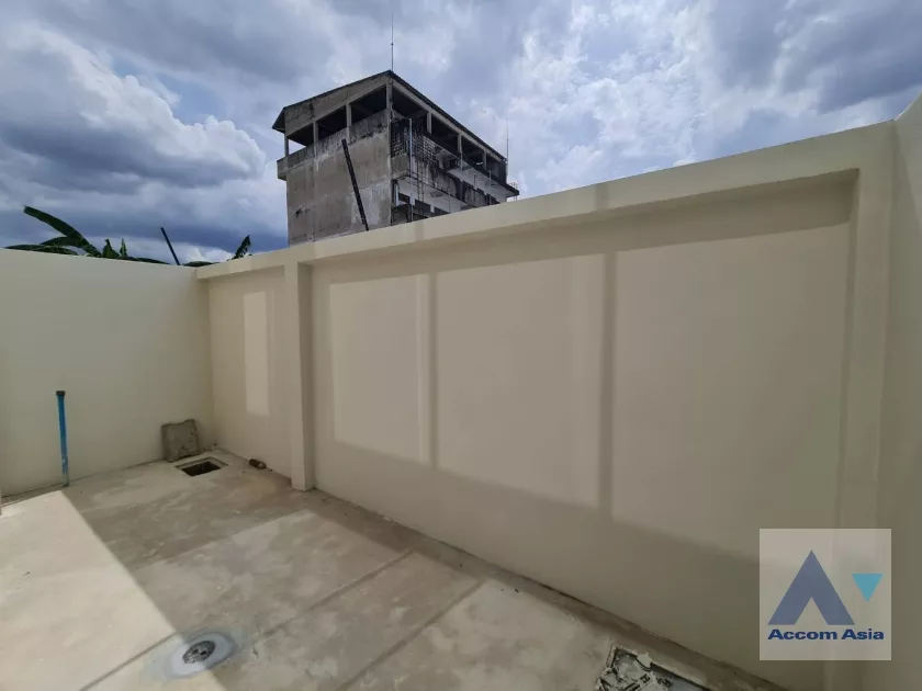 9  3 br Townhouse For Sale in ratchadapisek ,Bangkok MRT Lat Phrao AA36379