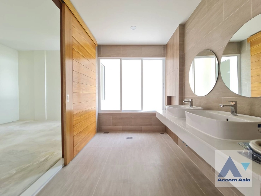 9  3 br Townhouse For Sale in Lat Phrao ,Bangkok MRT Lat Phrao AA36379