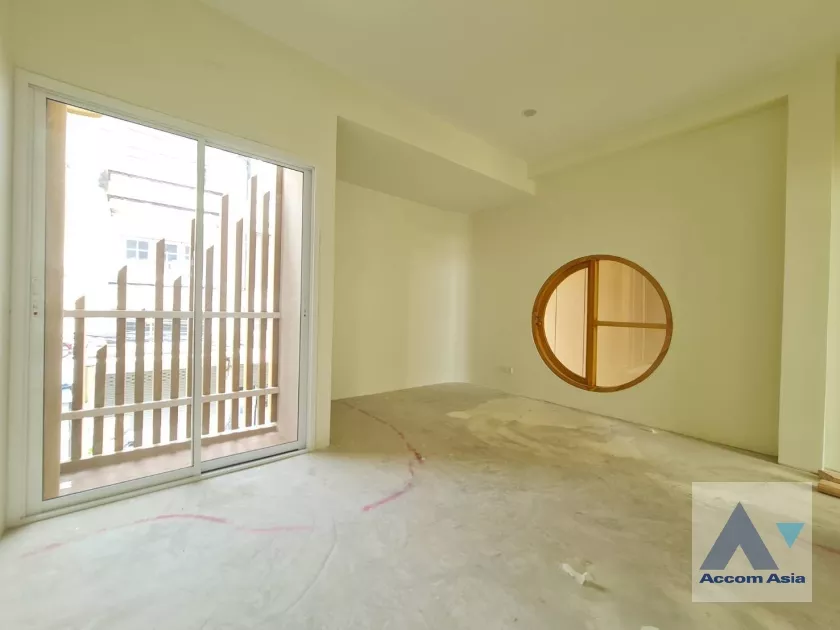  2  3 br Townhouse For Sale in ratchadapisek ,Bangkok MRT Lat Phrao AA36379