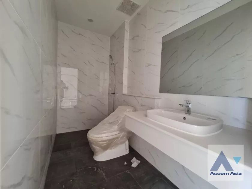7  3 br Townhouse For Sale in ratchadapisek ,Bangkok MRT Lat Phrao AA36379